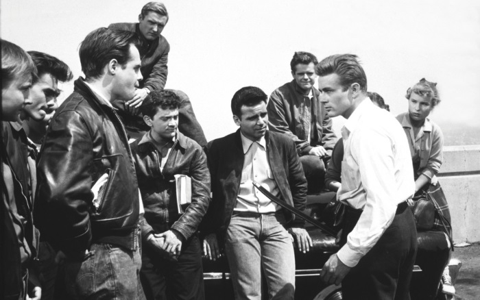 Pioneiro ao retratar a tal rebeldia sem causa dos teen, já mostrava o bullying escolar e um estudante gay, em plenos anos 50, e com James Dean à frente do elenco