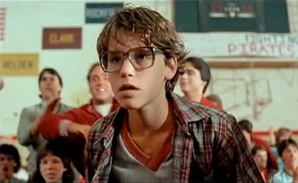 Corey Haim viveu Lucas, o pequeno nerd que sofre bullying mas termina virando o herói da escola no beisebol 