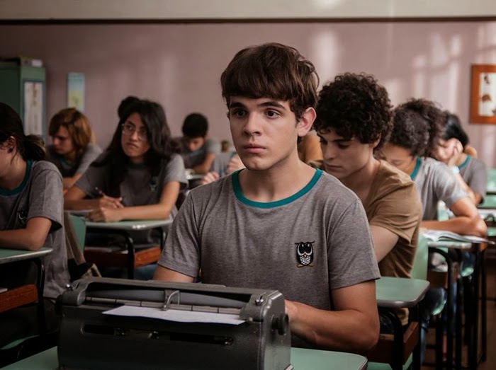 Mas a melhor representação está neste filme de Daniel Ribeiro, onde o protagonista Ghilherme Lobo é um estudante cego que se apaixona por um colega de classe e enfrenta o bullying de alguns alunos perversos