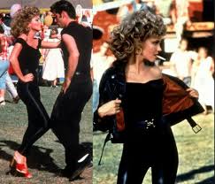 A calça conhecida como “disco pants” – brilhante, justa e de cintura alta que roubou a cena no filme “Grease, Nos Tempos da Brilhantina”, em 1978 