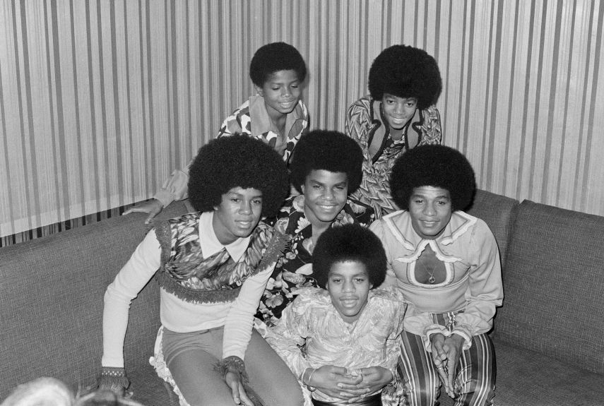 Michael Jackson começou aos cinco anos, com o The Jackson 5, formado pelos irmãos  Jackie, Tito, Germaine, Marlon, Michael e Randy Jackson