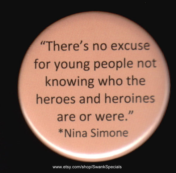 Broche com citação da Nina Simone