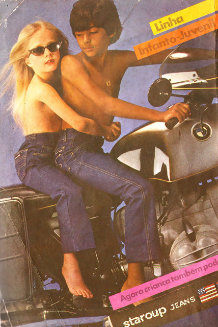 Para promover a nova coleção de jeans, a Staroup colocou duas crianças seminuas em uma moto. Um caso triste de apelação da sensualidade infantil na publicidade diretamente dos anos 80