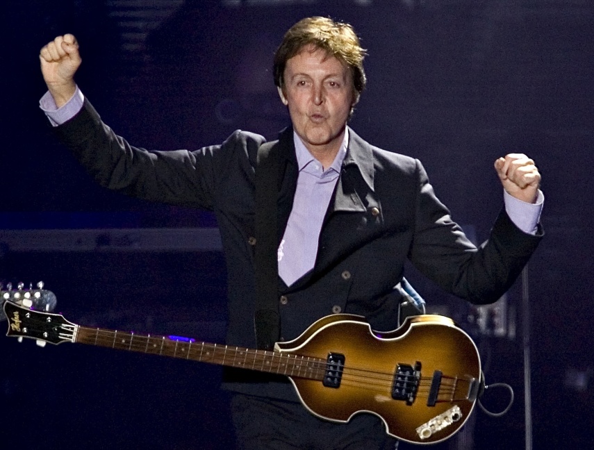 No show que fez no Morumbi, em São Paulo, em 2010, Paul levou um tombo (ai!) ao sair do palco, mas levantou rapidinho e manteve sua pose de majestade da música forever.
