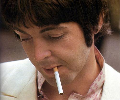 Em recente entrevista ao The Daily Mirror, Paul disse que parou de fumar maconha para não dar mau exemplo aos seus filhos e netos. É um cara que pensa nos outros