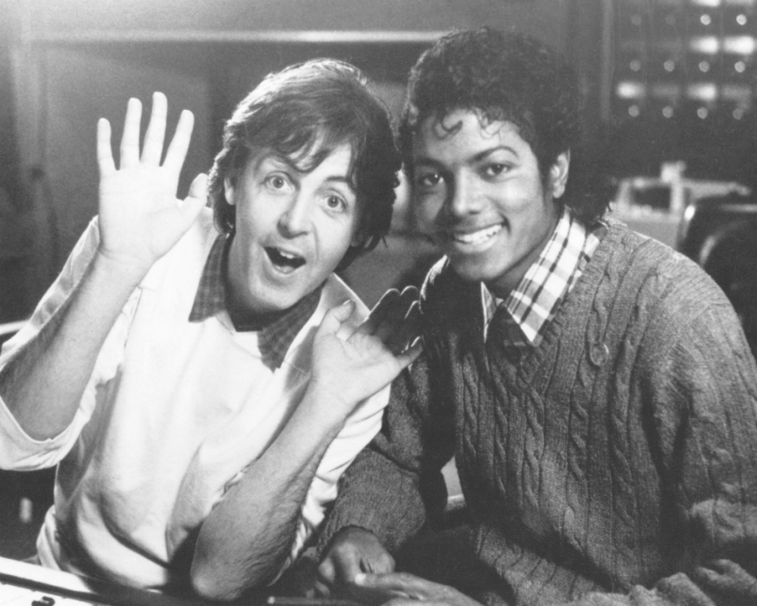 Pra início de conversa, Paul era amigo do rei do pop, Michael Jackson. Até gravaram as músicas 