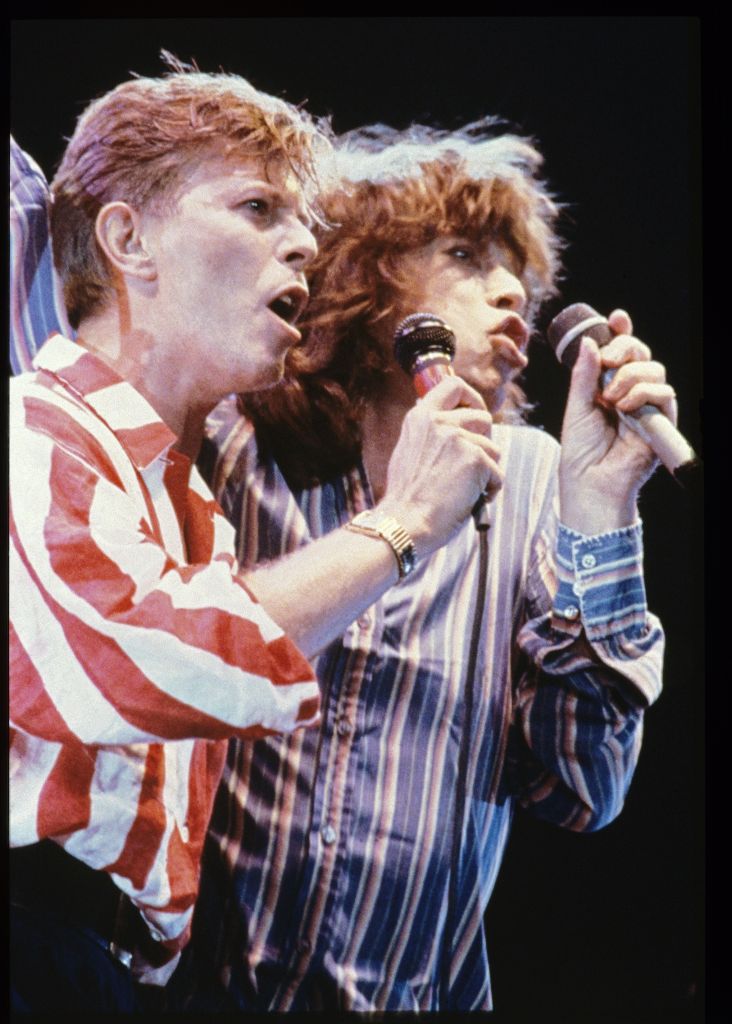 Falando em Bowie, em suas personas camaleônicas ele já fez muitas parcerias. Uma das que fez mais sucesso foi com Mick Jagger em Dancing in the Street, de 1985