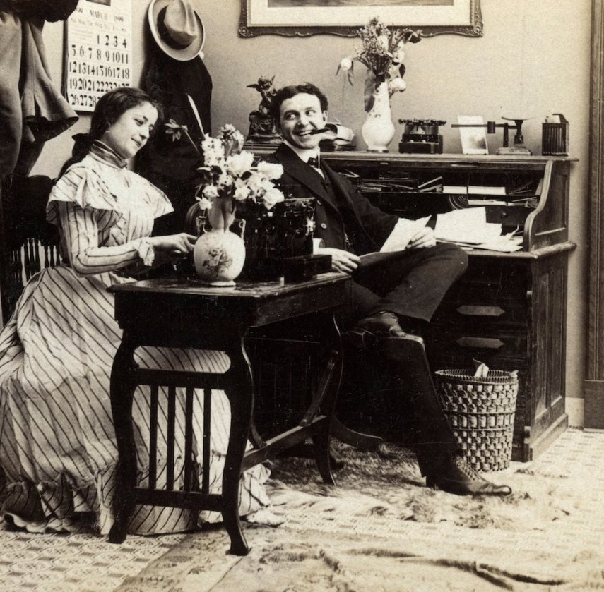 1899 - mulher usando a máquina de escrever em um escritório na Inglaterra  