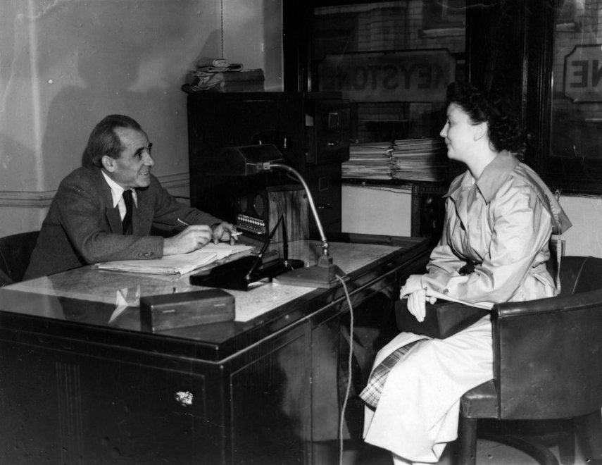 1950 - uma mulher nova que está sendo entrevistado para um emprego nos escritórios das agências fotográficas Keystone