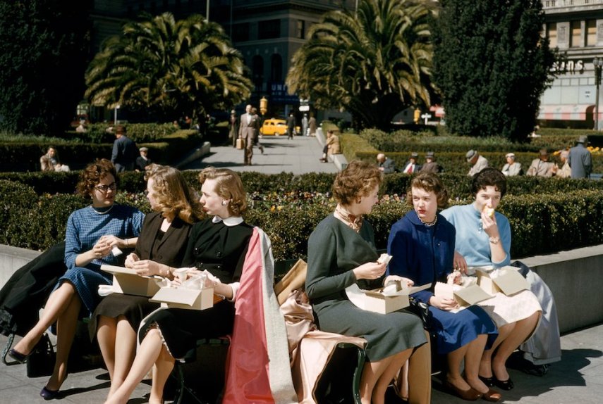 1956 -  mulheres que trabalhavam em escritório reunidas no almoço  em Union Square, San Francisco, Califórnia 