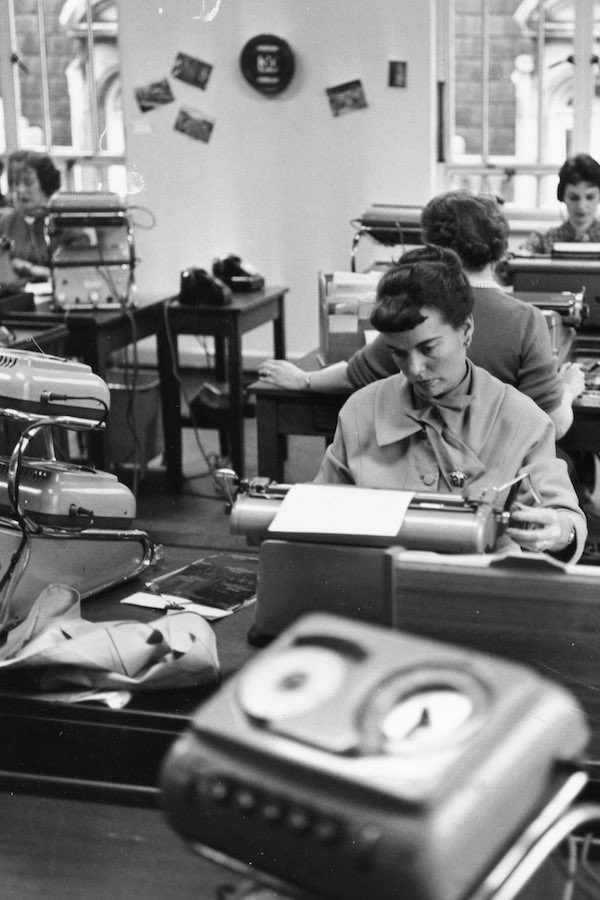1955 - mulheres no trabalho de digitação de uma empresa em Londres 