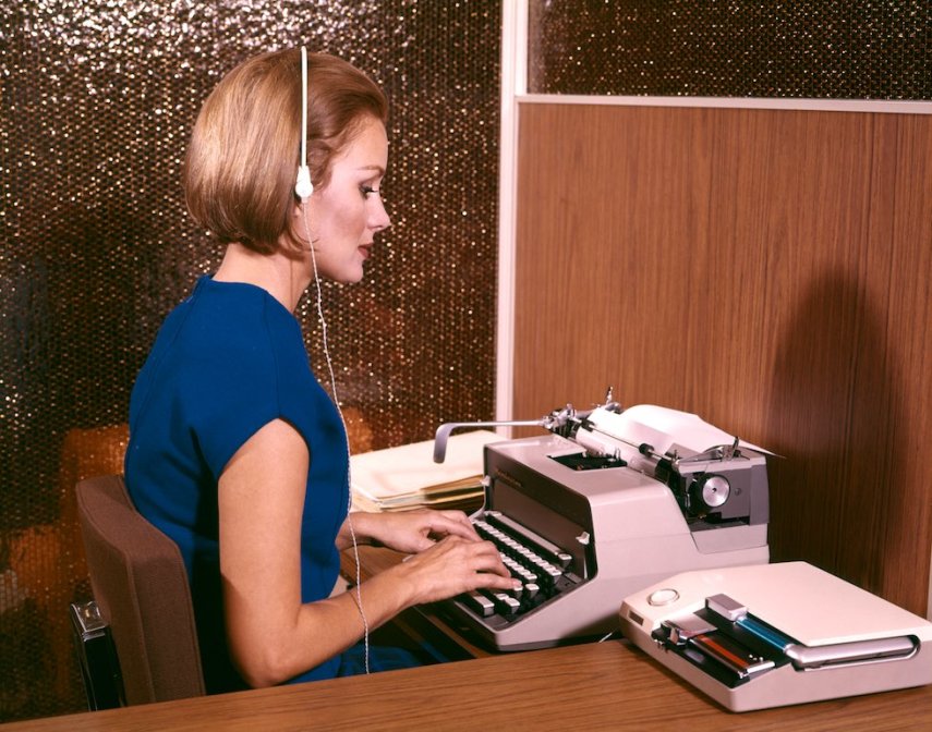 1960 - uma secretária americana de digitação enquanto escuta ditado em seu fone de ouvido