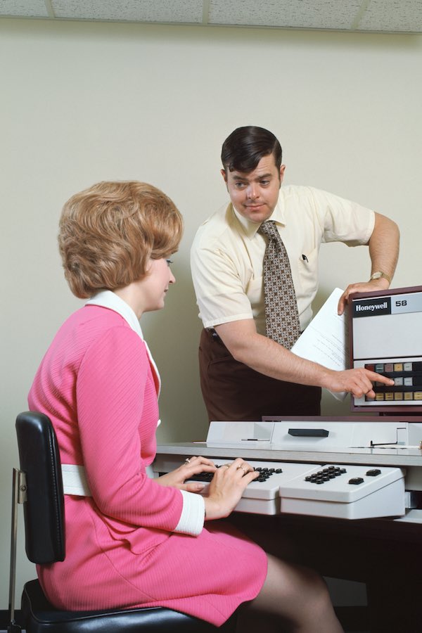1970 - uma mulher usando um computador de entrada de dados