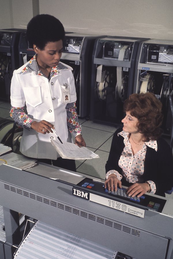 1974 - duas mulheres que trabalham com um computador IBM 1130