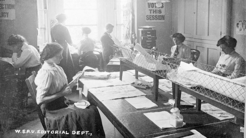 1911 - mulheres recortando e colando anúncios em uma editoria de Londres 