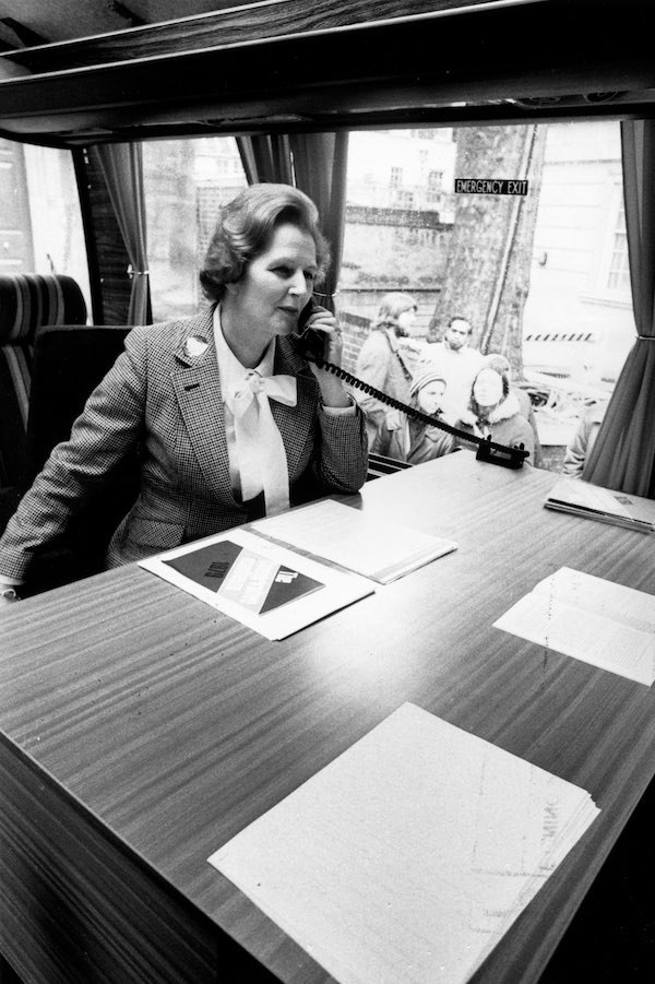 1979 -  Margaret Thatcher fazendo um telefonema para o seu Partido Conservador durante sua campanha eleitoral 