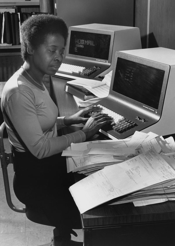 1980 -  mulher registra os endereços  e dados gerais de uma empresa em Boston, Massachusetts