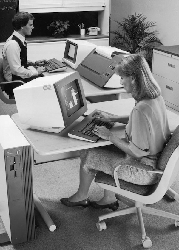 1982 - mulher usa um computador pessoal no centro de pesquisa e desenvolvimento NCR em West Columbia, South Carolina