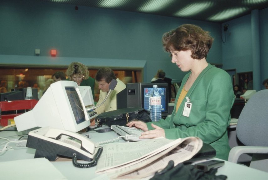 1989 - mulher no escritório durante o lançamento da Sky TV, em Londres
