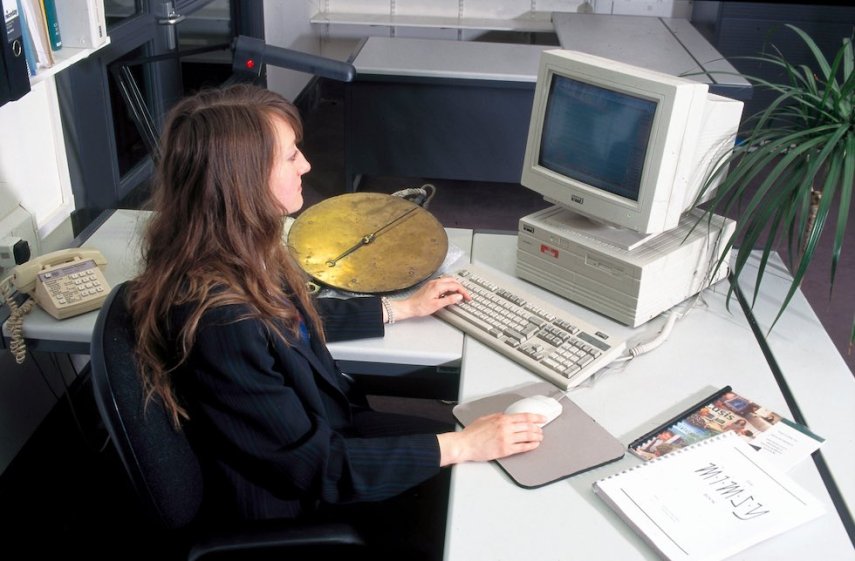 1996 - Julian-Ottie, gerenciadora de dados sistema de cobrança, usando um computador banco de dados