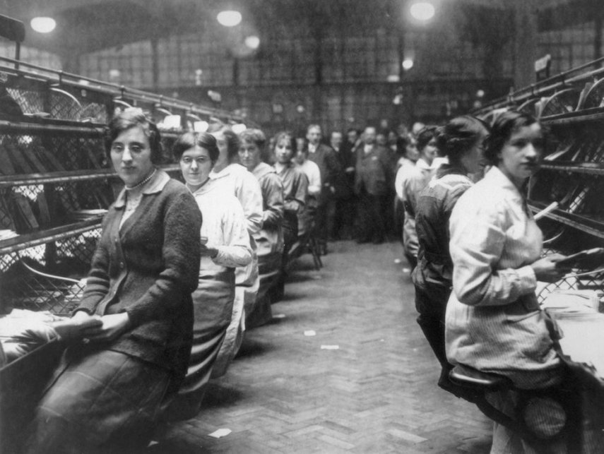 1920 - mulheres trabalhando no correio durante o fim de ano, época de Natal 