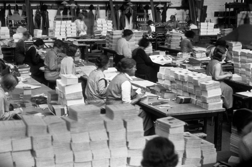 1932 - mulheres que trabalham em formulários para a conversão do empréstimo da guerra no Government Printing e Stationery Office em Harrow, Inglaterra