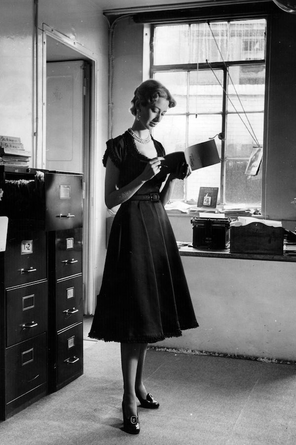 1950 - mulher no escritório de advogacia 