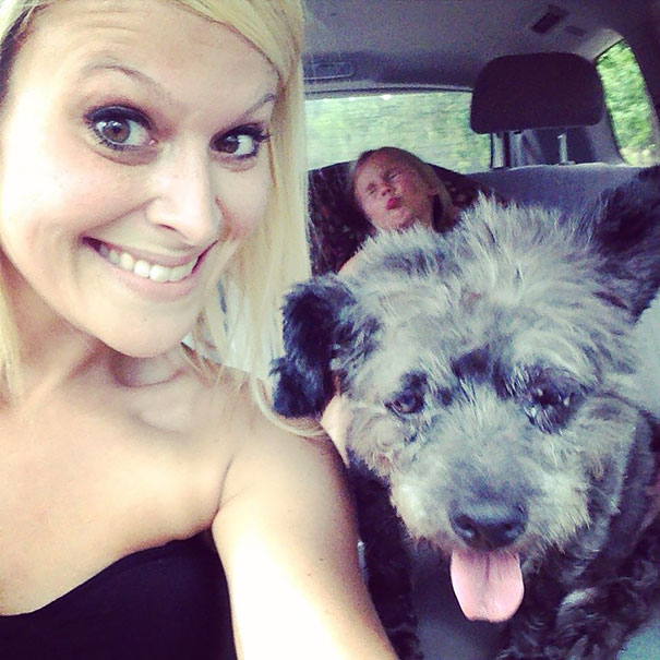 Nicole Elliot e sua filha, Paisley, adotaram o cão Chester de um abrigo. Ele tem câncer e está vivendo os melhores dias de sua vida