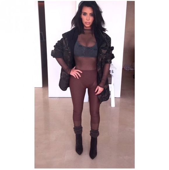 Kim Kardashian usando as roupas da coleção do maridão Kanye West para a Adidas
