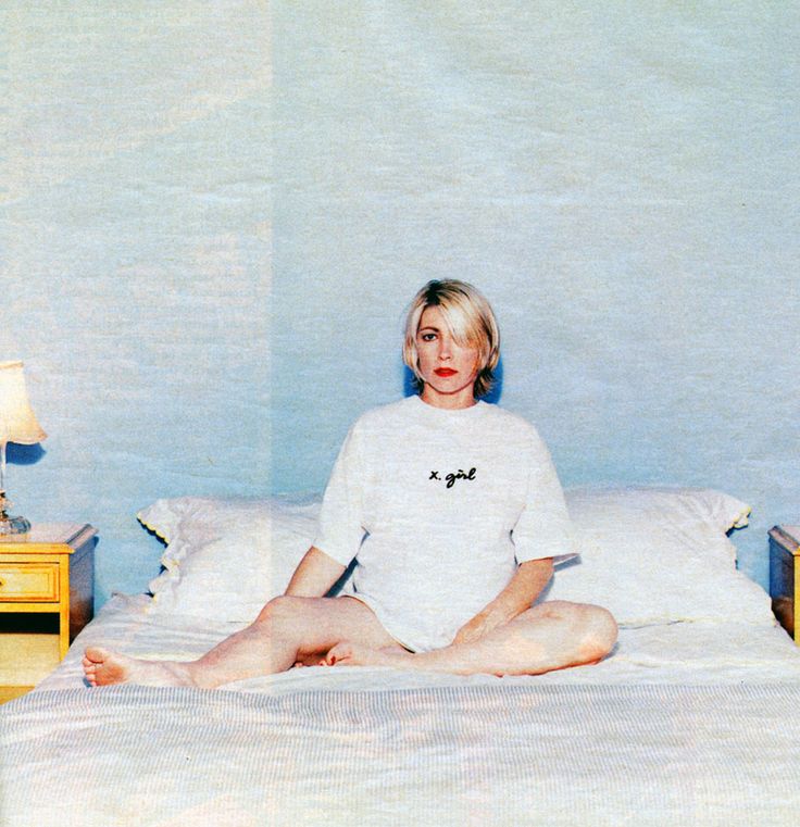 Além de ter sido do Sonic Youth, Kim Gordon já se aventurou no mundo das artes visuais e da moda. Ela era sócia da X-Girl, uma linha lançada nos anos 90