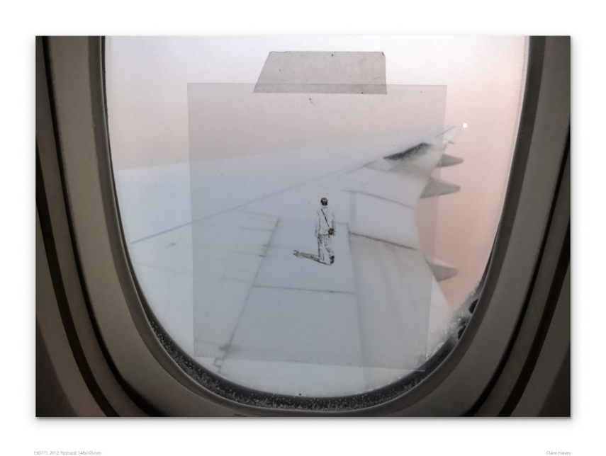 A ilustradora Claire Harvey coloca pequenos personagens na asa de aviões