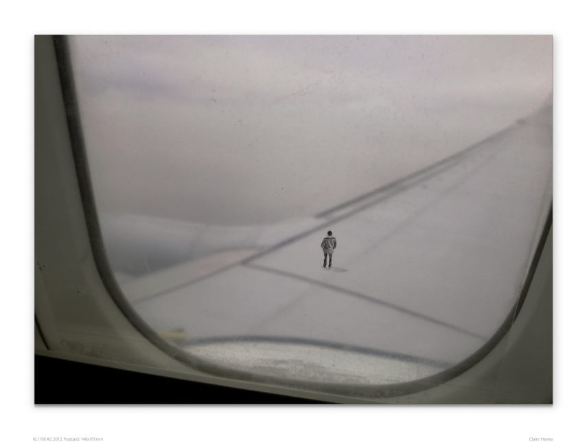 A ilustradora Claire Harvey coloca pequenos personagens na asa de aviões