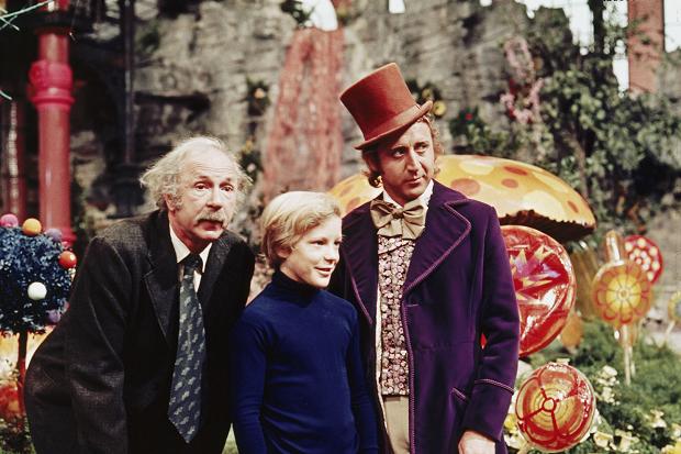 A 1ª versão da história, estrelada por Gene Wilder como Willy Wonka (30 anos antes de Johnny Depp fazer o papel), foi um hit da Sessão da Tarde nos anos 70 e 80. Cadê?