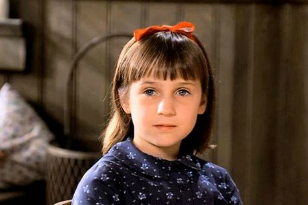 E onde foi parar a adorável Matilda (Mara Wilson), a garotinha genial deste filme estrelado ainda por Danny deVito?