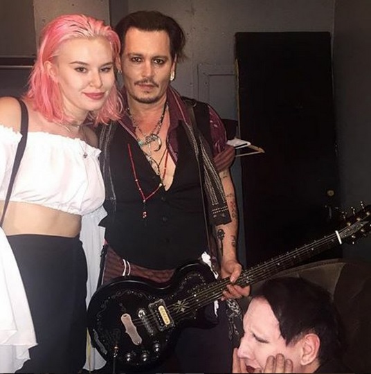 Depp posando pra foto e Marilyn Manson ali embaixo