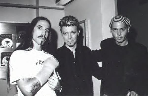 Nos anos 90, com Anthony Kieds, do Red Hot, e Bowie.