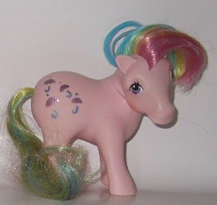 Os cavalos de plástico tinham crinas de cor neon e vinham com pentes especiais para fazer penteados variados nos fofos animaizinhos