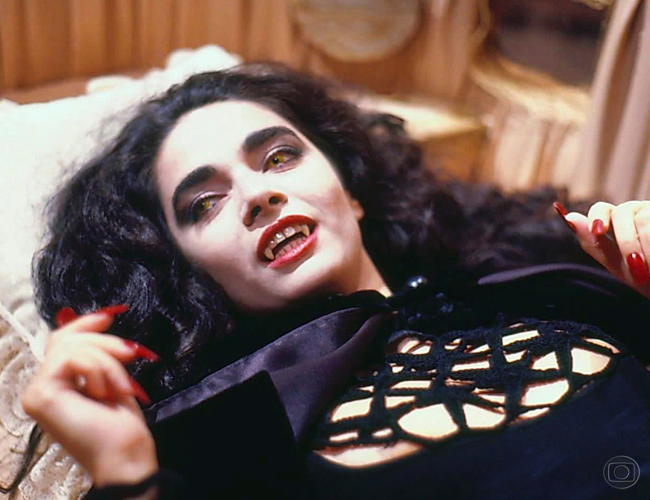 Na TV, os vampiros arrombaram a festa em 91, nesta novela pop que marcou gerações. Cláudia Ohana era Natasha, a roqueira vampira sempre desejada pelo Conde Vladimir Polanski (Ney Latorraca)