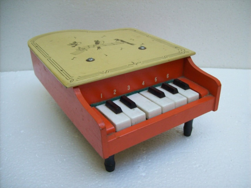 Todo mundo tinha um pianinho desses em casa. O som era de deixar qualquer vizinho doido!  