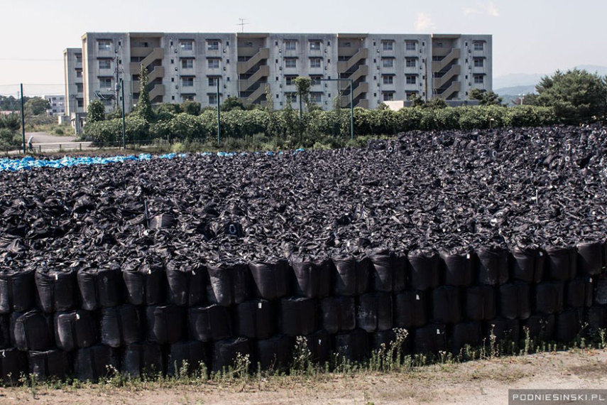 Milhões de sacos com material contaminado foram empilhados na Zona de Exclusão