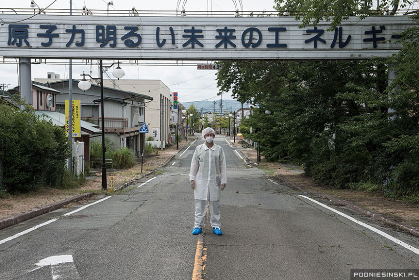 A placa na entrada da Fukushima diz: 