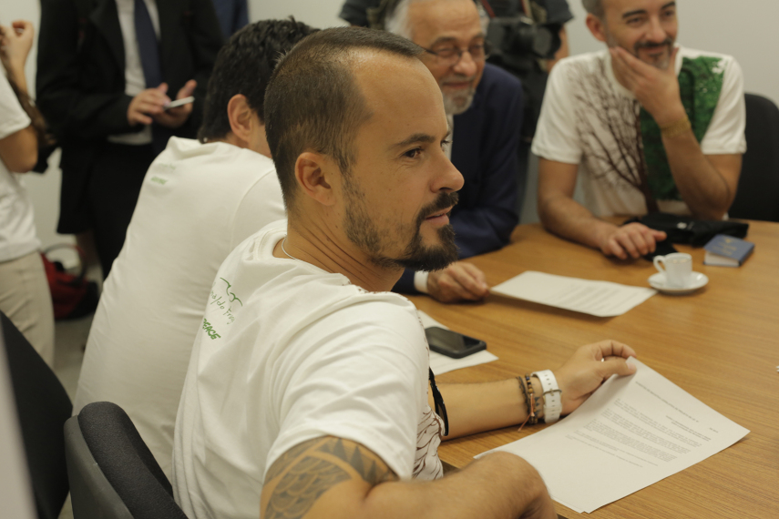 O ator Paulo Vilhena no gabinete ouve as orientações para a ação do Greenpeace