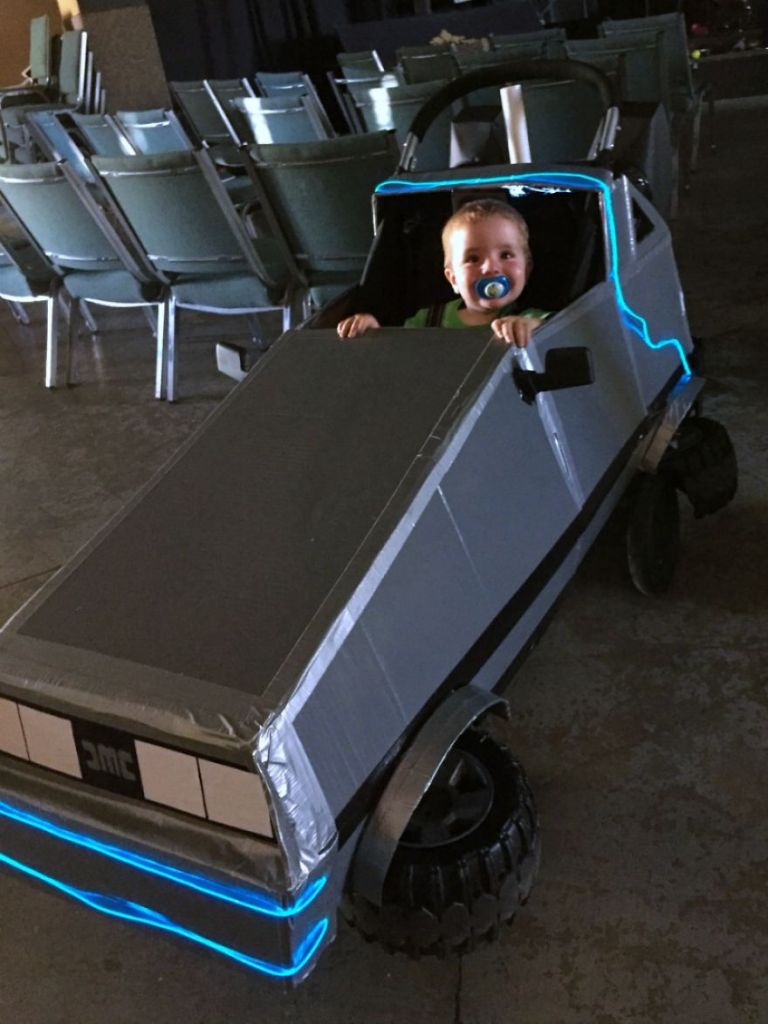 Fã de De Volta para o Futuro, Beau construiu um DeLorean para o pequeno Michael usando cano de PVC, papelão e fita adesiva