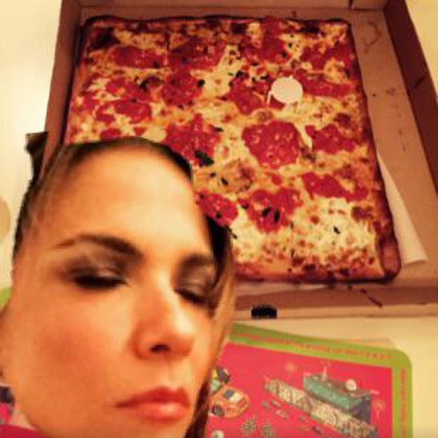 Quando ela elaborou essa belíssima montagem com uma pizza de pepperoni