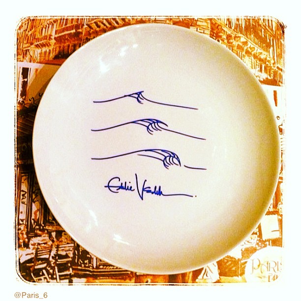 Eddie Vedder jantou no restaurante Paris 6 em 2013, na época do Lolla, e deixou um presente: um desenho assinado em um prato