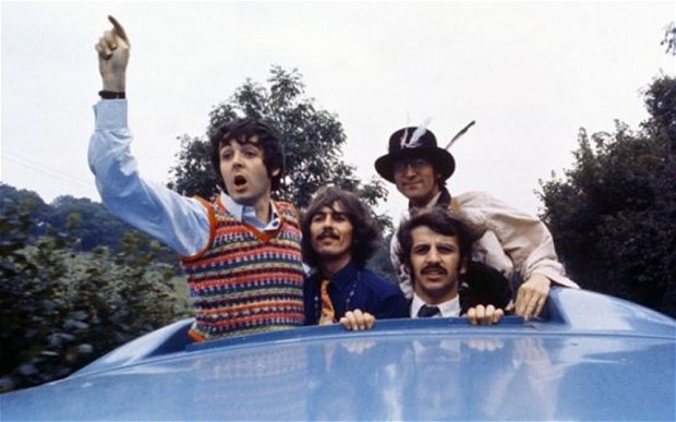 Os próprios Beatles dirigiram o filme, no qual o quarteto freta um ônibus de excursão para uma viagem enigmática