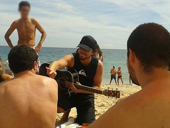 Em 2013, quando veio em carreira solo, apareceu de surpresa na praia de Ipanema pra tocar um 