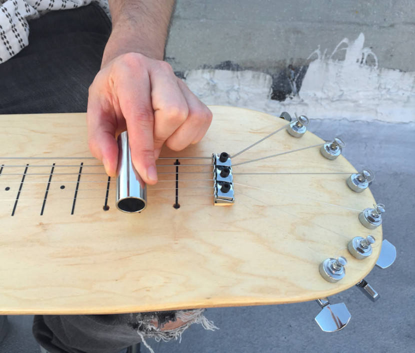 A Stereotank inventou essa guitarra de colo feito de pranchas de skate