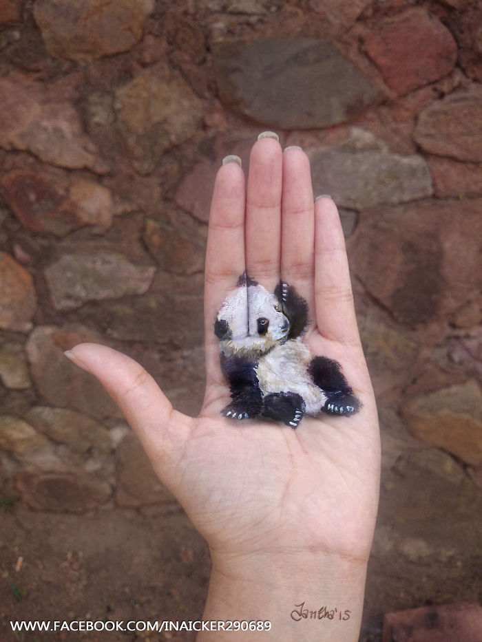 Artista pinta animais e objetos 3D na palma da mão