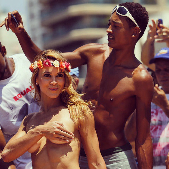 Musa do Toplessaço, Karla participou ativamento dos protestos pela liberação do topless em praias do Rio de Janeiro